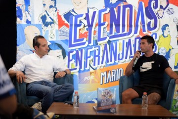 Matías Alustiza y Mario Riestra en la presentación del libro "Leyendas Enfranjadas"