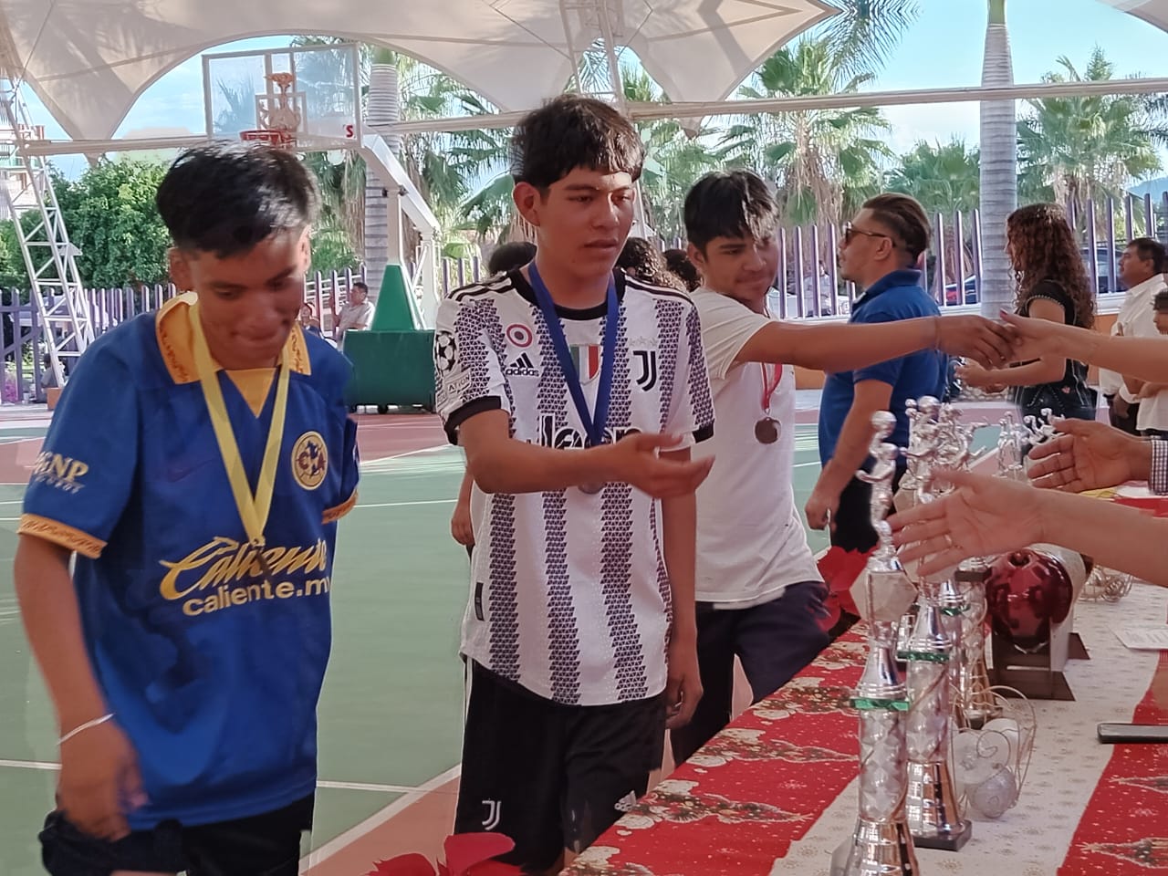 Jóvenes de Petlalcingo brillan en competencia deportiva regional