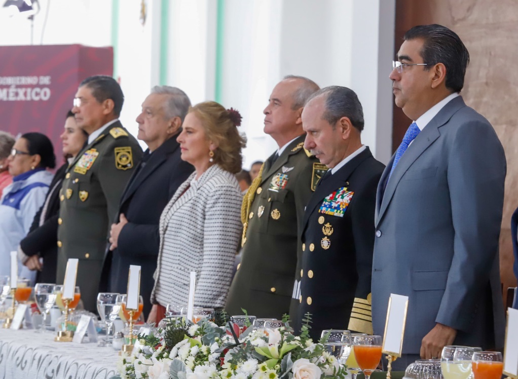 Andrés Manuel, Sergio Salomón, Luis Cresencio Sandoval y Beatriz Gutiérrez en ceremonia