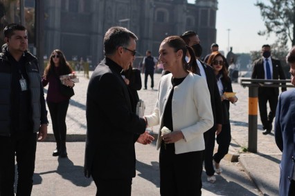 Claudia Sheinbaum y el padre Efraín Hernández en la entrega de la rosa de plata