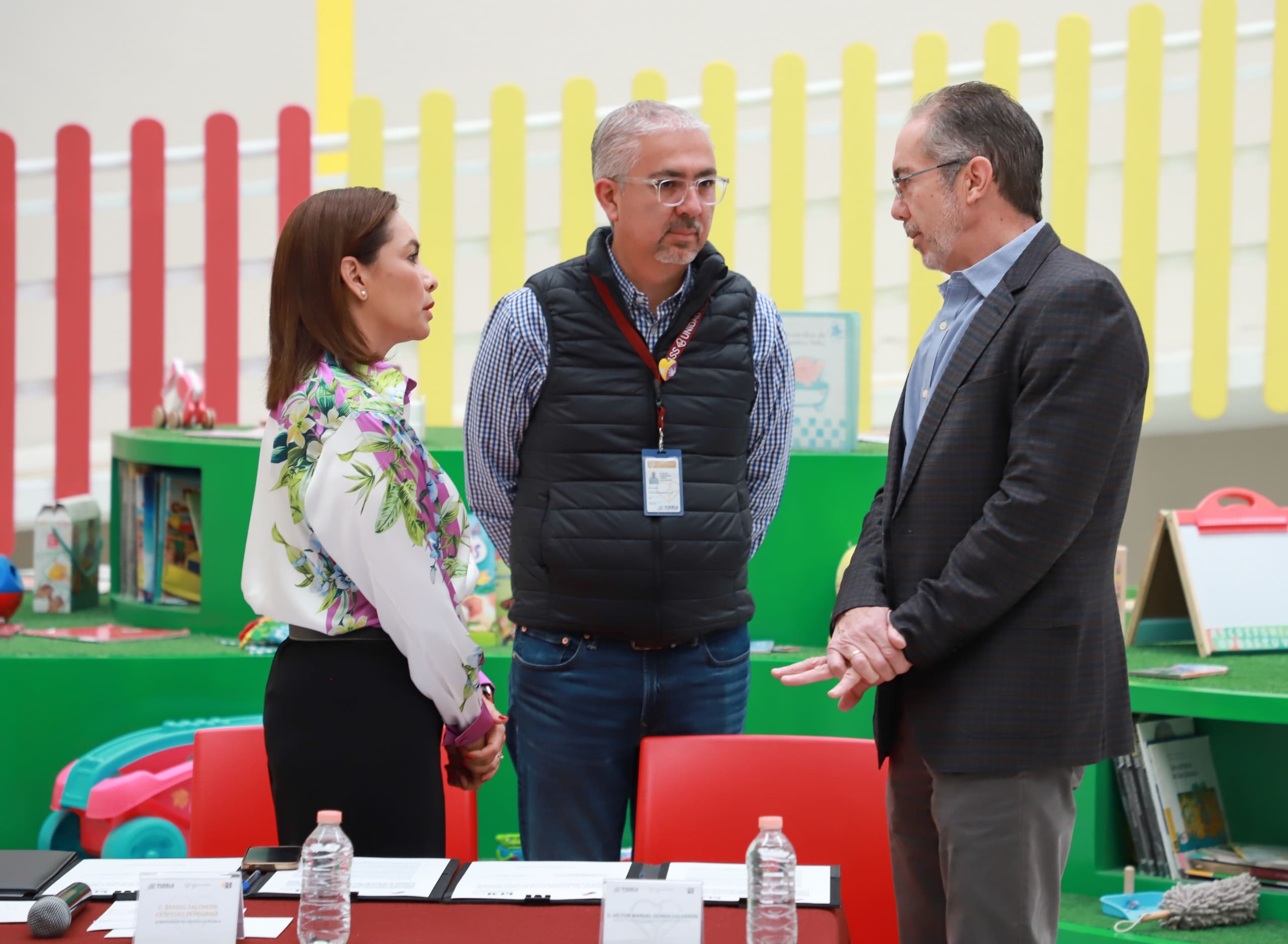 El gobernador Sergio Salomón; la presidenta honoraria del Patronato del organismo, Gaby Bonilla y directivos de la empresa Granjas Carroll, firmaron un contrato de donación de 250 kilogramos de carne
