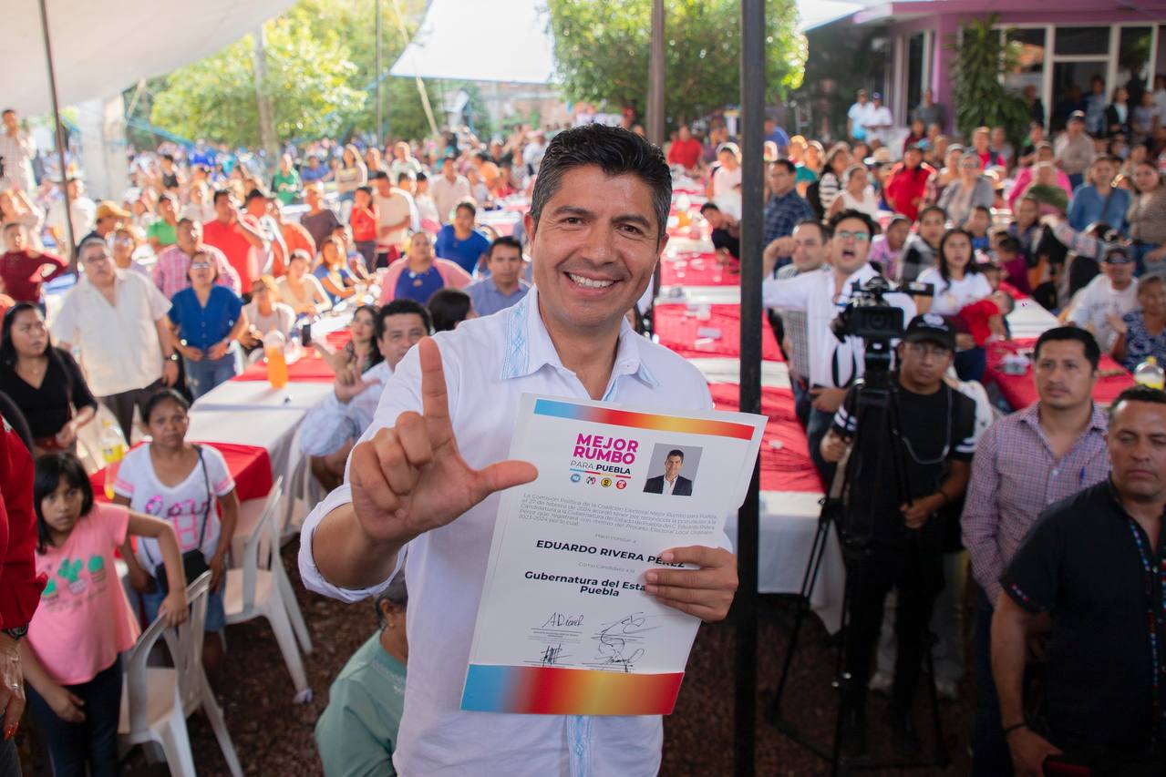 Lalo Rivera con la constancia de candidato a la gubernatura de Puebla, reflejando seriedad y compromiso político.
