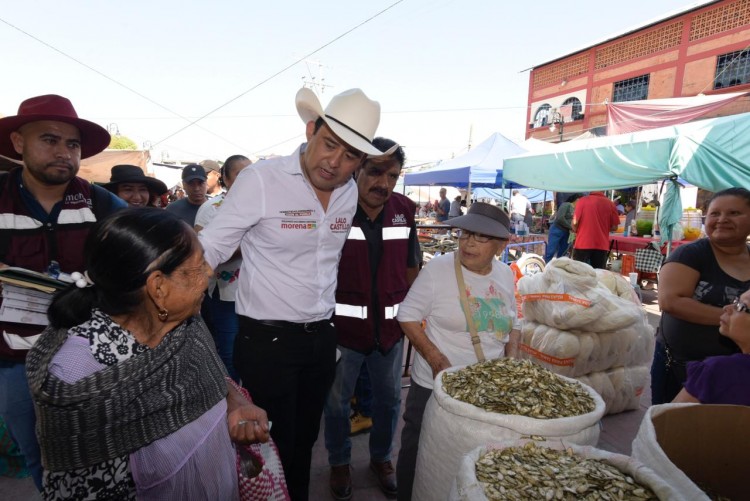 Lalo Castillo recibe apoyo de comerciantes y artesanos en la mixteca poblana