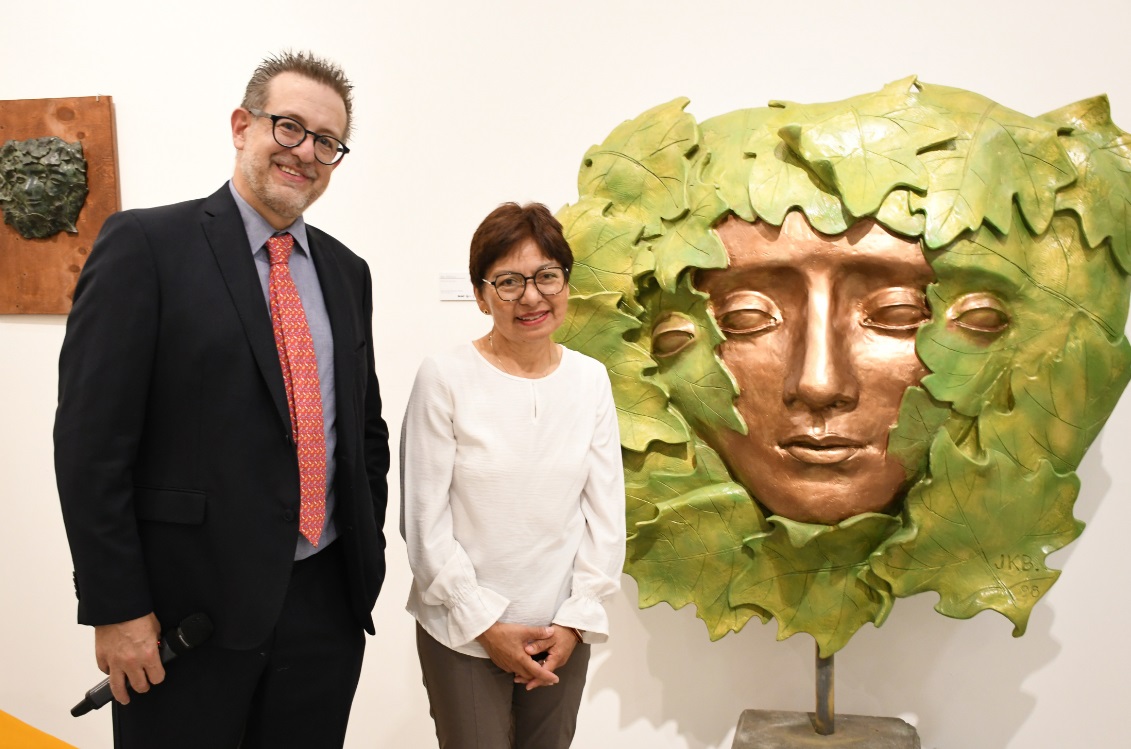 Trabajos en bronce, mármol o cristal que evocan la figura femenina, la fertilidad y la simbiosis entre mujer, vida marina, flora y fauna