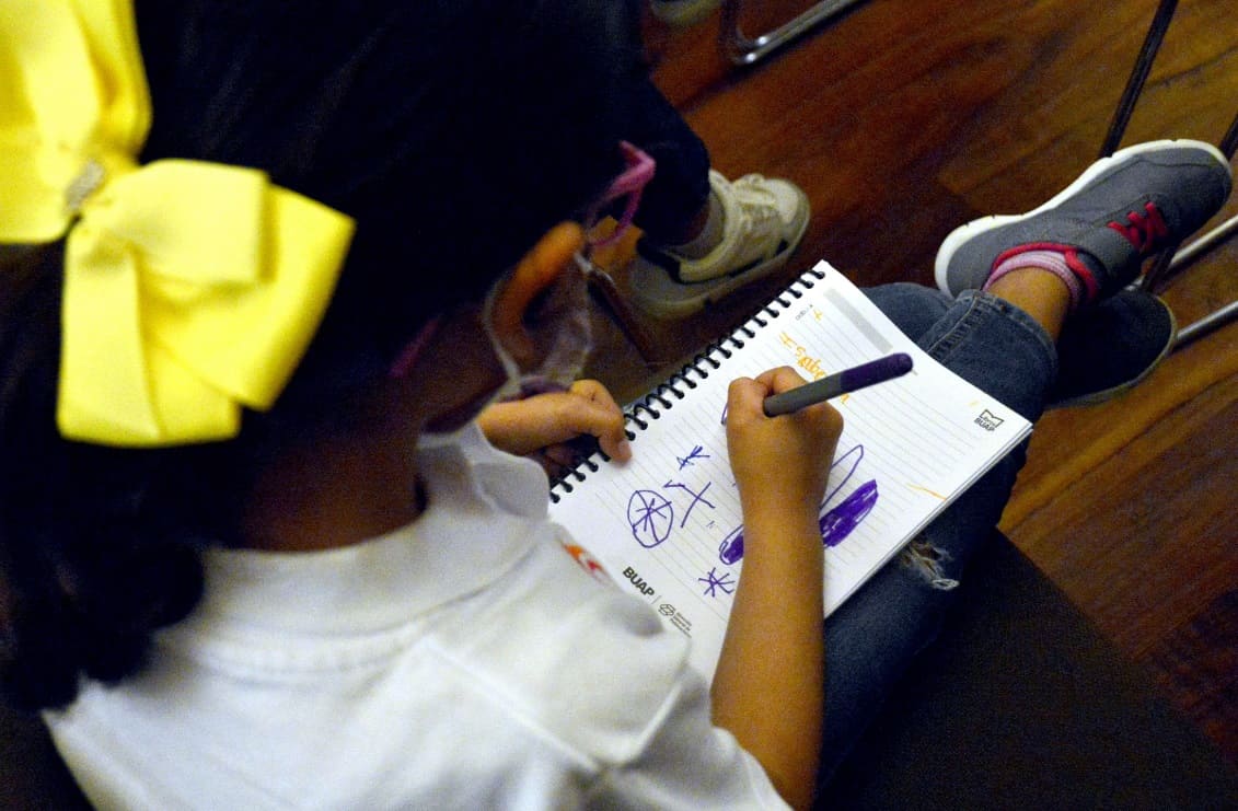 72 niños del Círculo Infantil de la BUAP realizaron para ilustrar la obra El Quijotito, un libro que contiene una adaptación de este clásico de la literatura española, el cual fue presentado