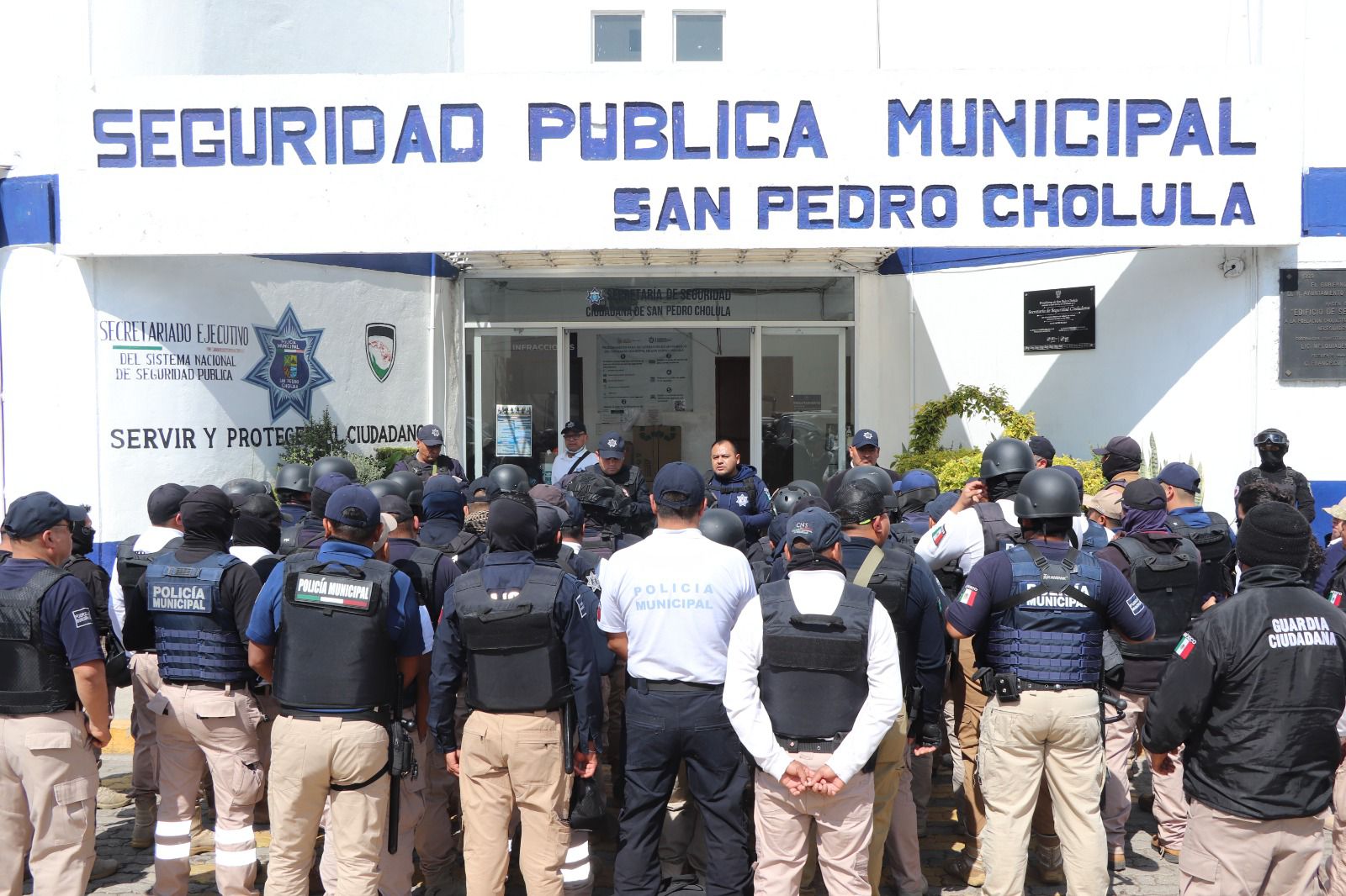 Elementos de la Secretaría de Seguridad Pública de San Pedro Cholula recibiendo instrucciones