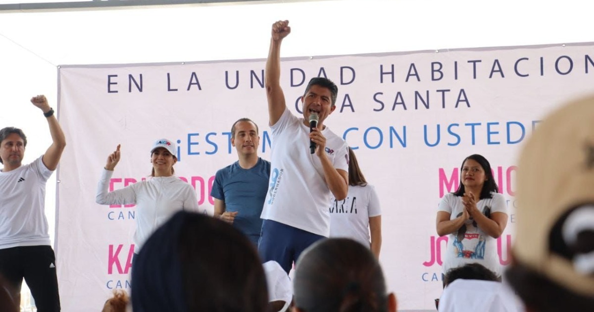 Lalo Rivera y Mario Riestra presentan medidas de salud y créditos para emprendedores en un evento deportivo en Agua Santa