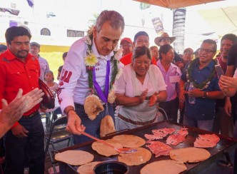 ¿Quién la agarra mejor?: Pepe Chedraui en la Feria de la Memela.