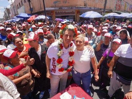 Pepe Chedraui escucha a los comerciantes del Mercado 5 de Mayo