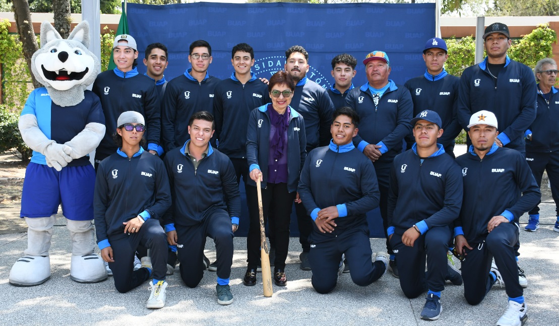Alumnos recben uniforme para Universiada Regional 2024