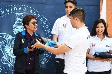 Entrega la Rectora María Lilia Cedillo Ramírez uniformes a la delegación de deportistas de la BUAP