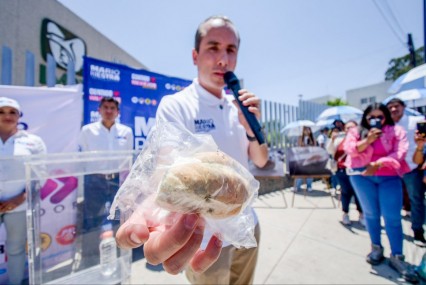 Mario Riestra presenta pruebas de entrega de pan con hongos en el hospital La Margarita