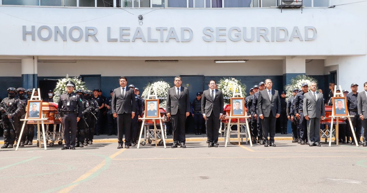  El homenaje a los policías fallecidos se llevo a cabo en la explanada de la Dirección de la Policía Estatal de Puebla.