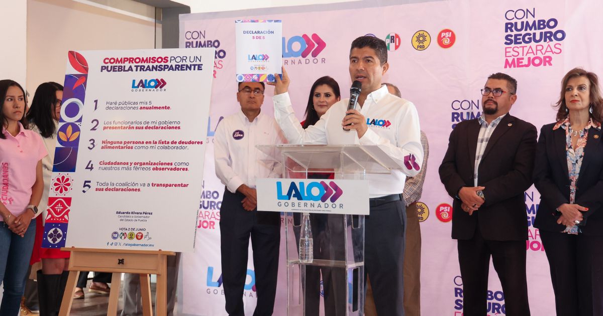 El candidato a la gubernatura Eduardo Rivera, presentó su 5 de 5, que contiene su declaración patrimonial, de interés y de impuestos, así como examen antidoping y carta de antecedentes no penales.