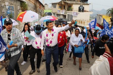 Lalo Rivera promete pavimentar caminos en Quimixtlán