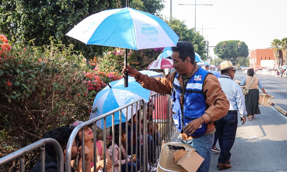 Candidatos a la gubernatura y a la presidencia municipal de Puebla aprovecharon para regalar publicidad como sombrillas