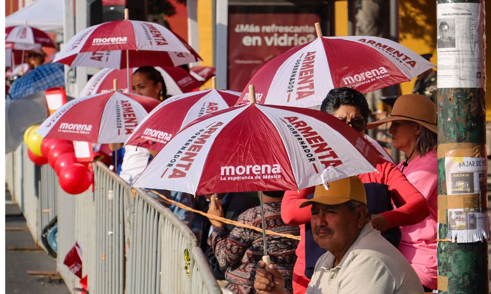 Poblanos utilizan sombrillas de campañas para cubrirse del calor