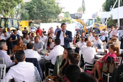 Alejandro Armenta promete apoyo a los constructores poblanos