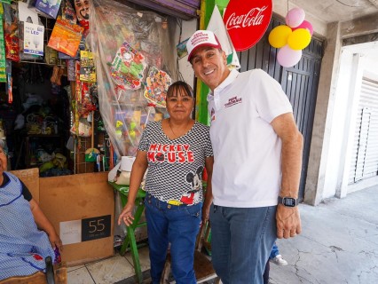 Pepe Chedraui recibe peticiones de residentes de la colonia 10 de Mayo en Puebla