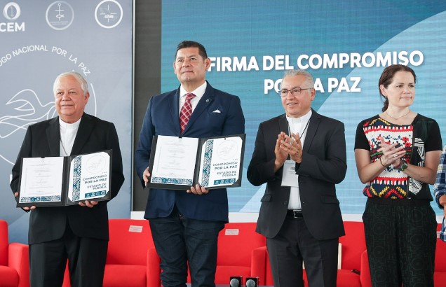 Alejandro Armenta firmando el "compromiso por la Paz" en Ibero Puebla