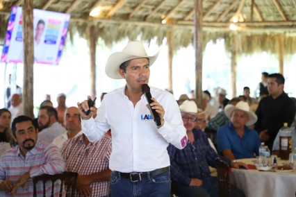 Lalo Rivera promete fortalecer el sector ganadero en Xicotepec