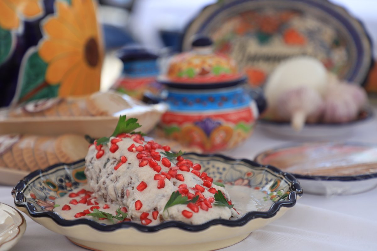 El Chile en Nogada, reconocido como Patrimonio Cultural Intangible, simboliza una rica tradición culinaria que se preserva a través de un recetario tradicional y talleres educativos
