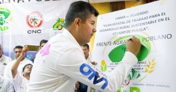 Lalo Rivera firmando acuerdo "Plan Estatal de Trabajo para el Desarrollo Rural Sustentable" con el Frente Agrarista Poblano (FAP) en Tehuacán