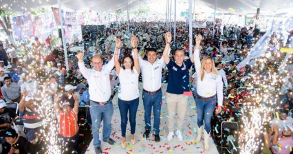 Cientos de personas reciben a Mario Riestra y Eduardo Rivera en la Central de Abasto