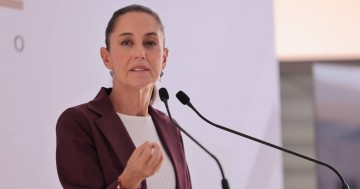 Claudia Sheinbaum en conferencia de prensa, anunciando la Beca Universal para estudiantes de secundaria