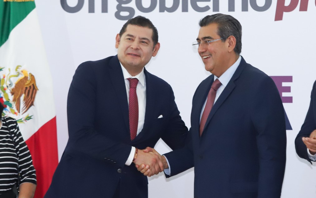 Alejandro Armenta, gobernador electo de Puebla, y Sergio Salomón Céspedes Peregrina, Gobernador de Puebla. 