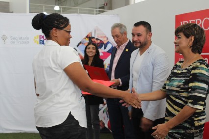 Entrega de constancias a cooperativistas y emprendedores capacitados en Puebla