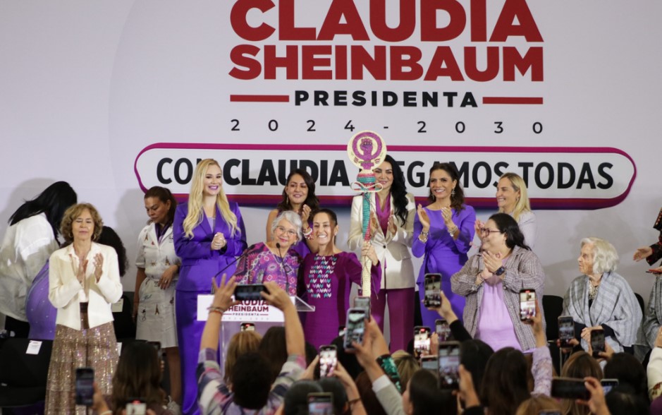 Claudia Sheinbaum, presidenta, recibiendo el bastón voz de las mujeres