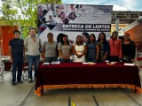 Entrega de lentes gratuitos a estudiantes en San Gabriel Chilac