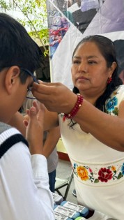 Entrega de lentes gratuitos a estudiantes en San Gabriel Chilac