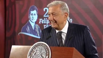 Andrés Manuel López Obrador en estrado.