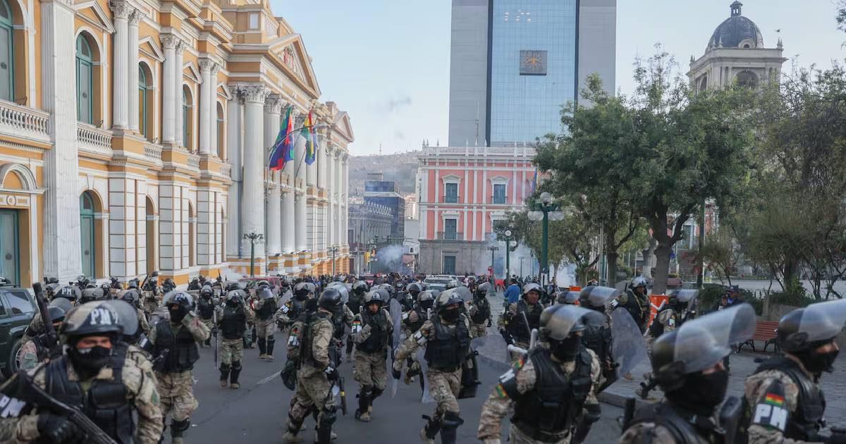 Elementos de seguridad congregados en plaza pública