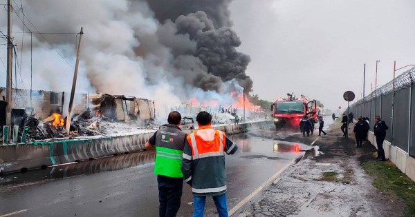 Intenso incendio en Nezahualcóyotl cerca del AICM afectó viviendas