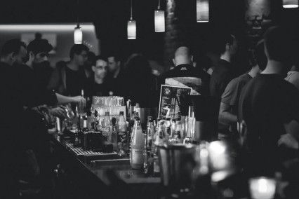 Dueños de bares deben adaptarse al nuevo horario para vender alcohol: Sergio Salomón
