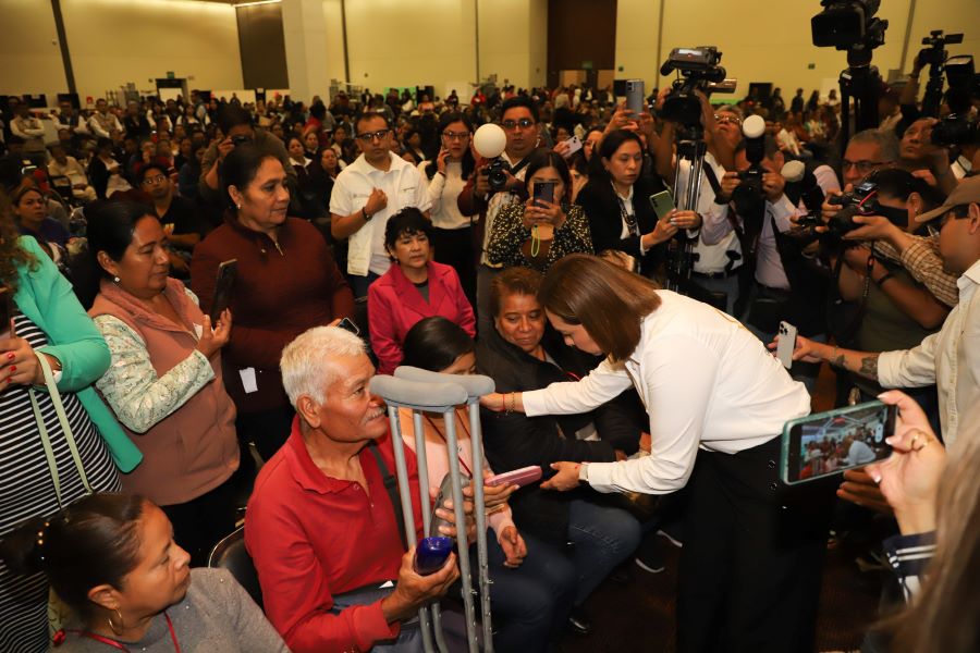                     Entrega de aparatos ortopédicos, ayudas funcionales y reequipamiento a sistemas municipales DIF. Foto:EsImagen