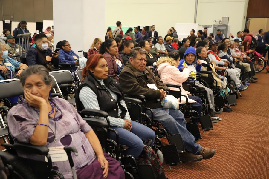 Entrega de aparatos ortopédicos, ayudas funcionales y reequipamiento a sistemas municipales DIF. Foto: EsImagen
