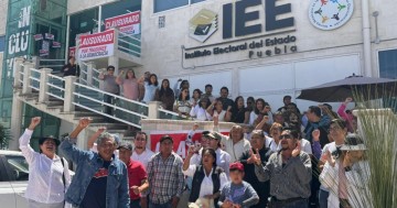 Manifestantes de San Pedro Cholula acusan corrupción en el IEE 