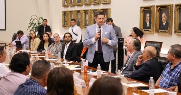 Gobierno de transición inicia reuniones con autoridades electas de oposición