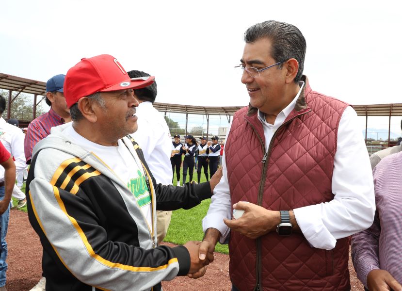 Entrega de campo de béisbol. Foto:Cortesía