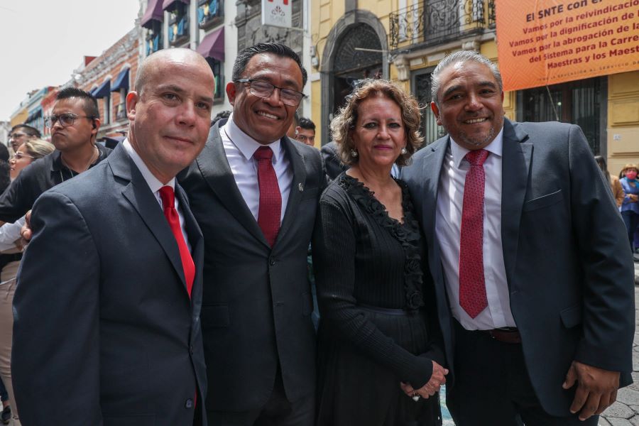 Edgar Garmendia e invitados al último informe de la LXI Legislatura. Foto: EsImagen
