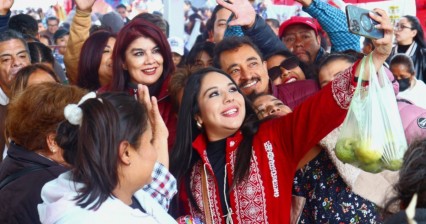 Tonantzin Fernández Díaz celebra el día del trueque en San Pedro Cholula