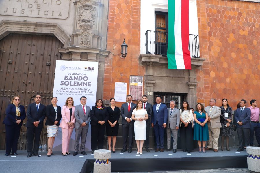 Colocan Bando Solemne en el Palacio de Justicia que ratifica a Alejandro Armenta como gobernador electo. Foto: EsImagen