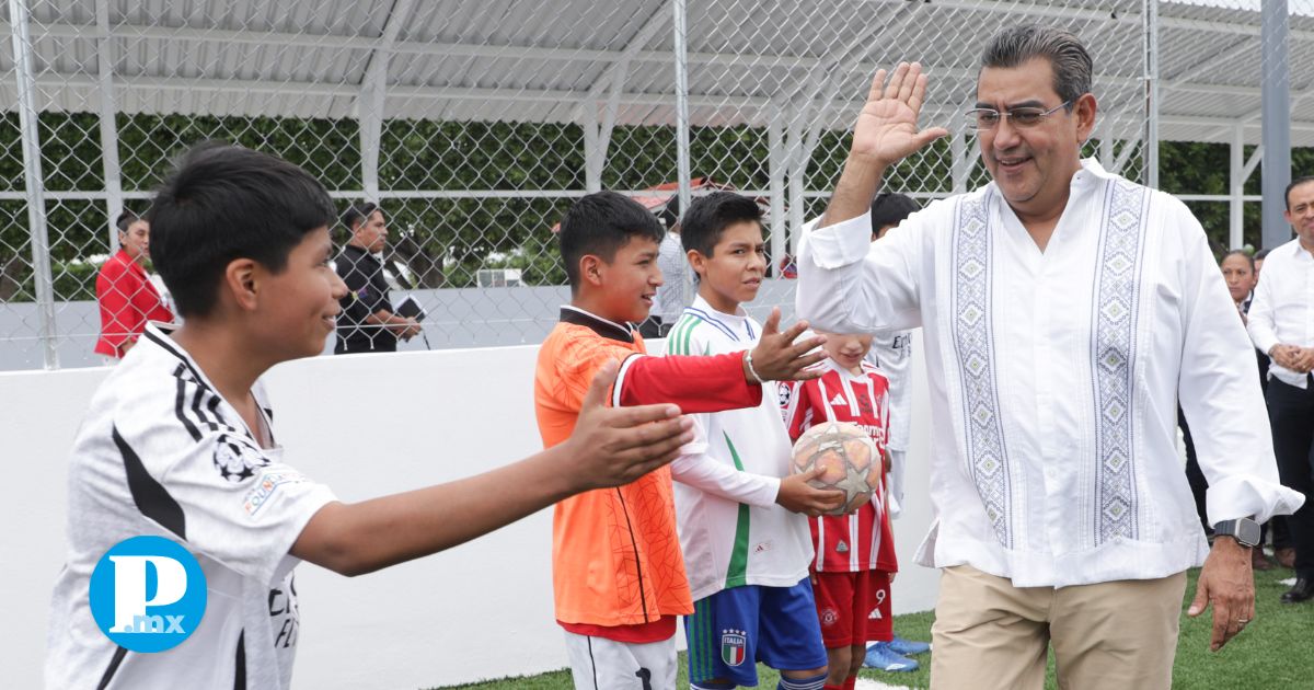 Sergio Salomón inaugura cancha de futbol 