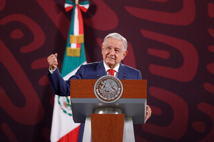 AMLO y Morena. Foto:EsImagen