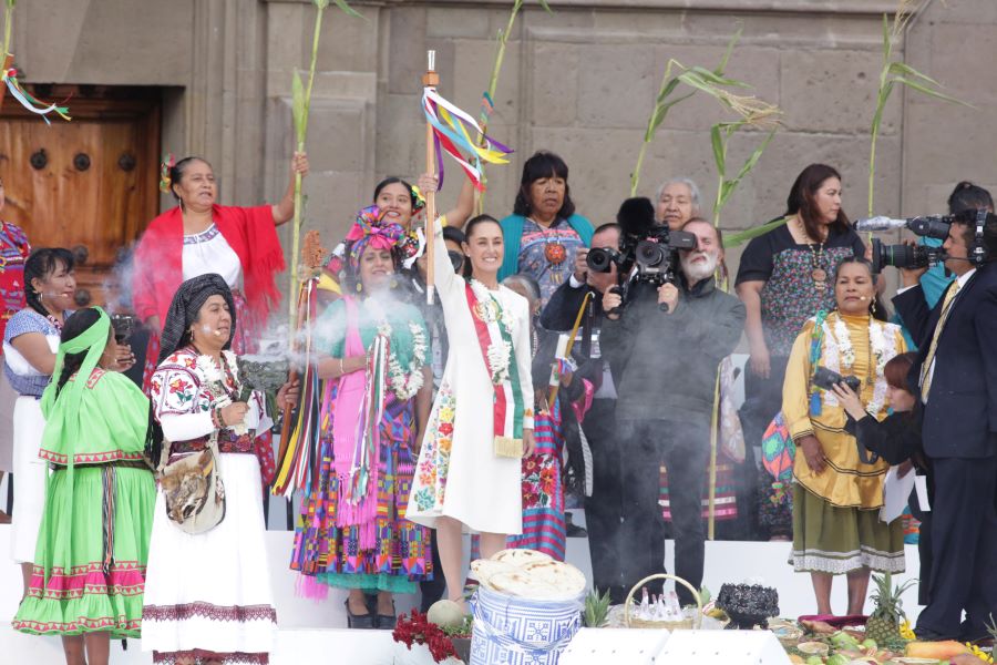 Claudia Sheinbaum recibe bastón de pueblos originarios. Foto: EsImagen 