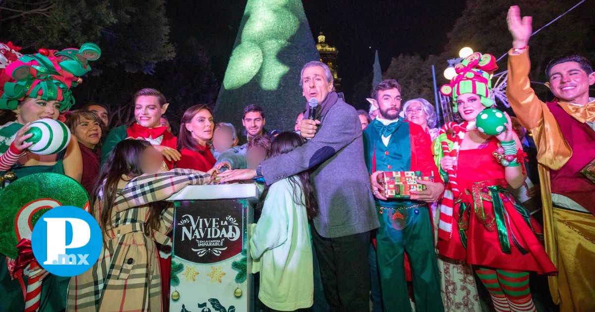 Pepe Chedraui encabezó el encendido del Árbol de Navidad en el Zócalo de Puebla